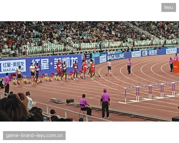 钻石联赛参赛选手完成赛前热身，状态积极